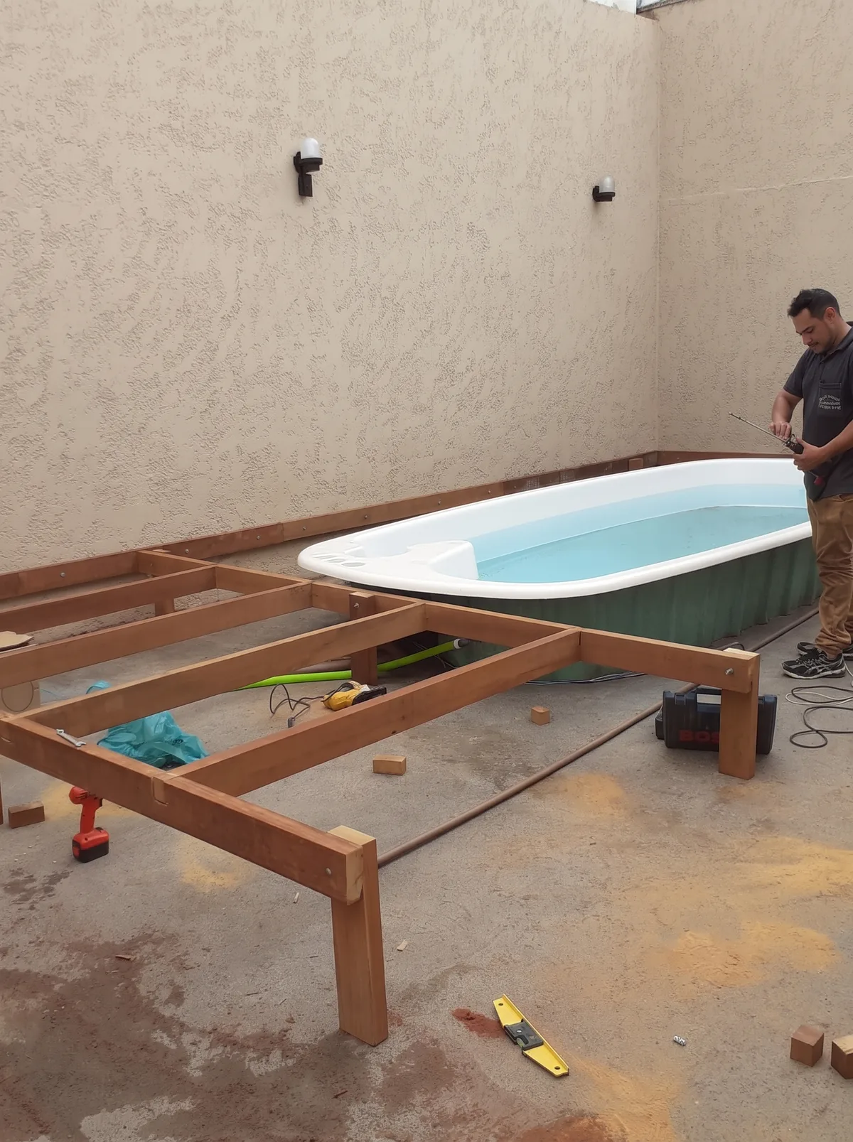Estrutura de vigas de madeira do deck pronta em volta da piscina