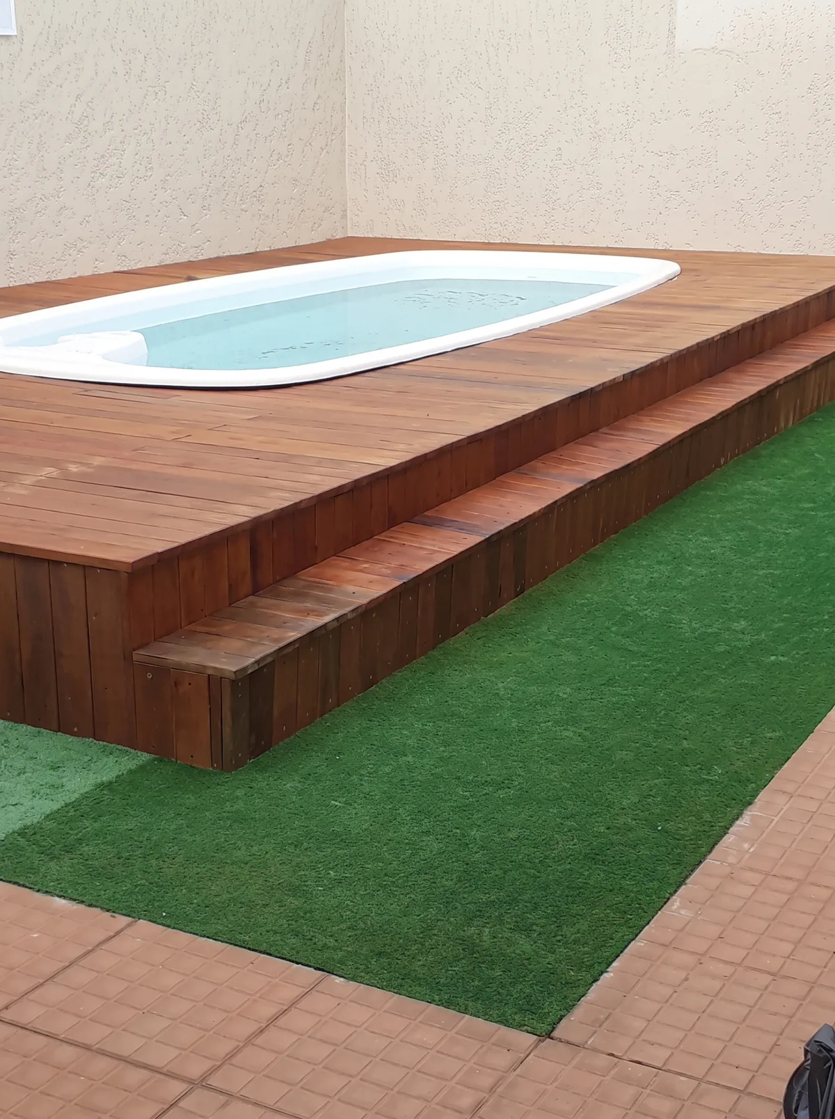 Deck de madeira pronto com degraus em volta da piscina