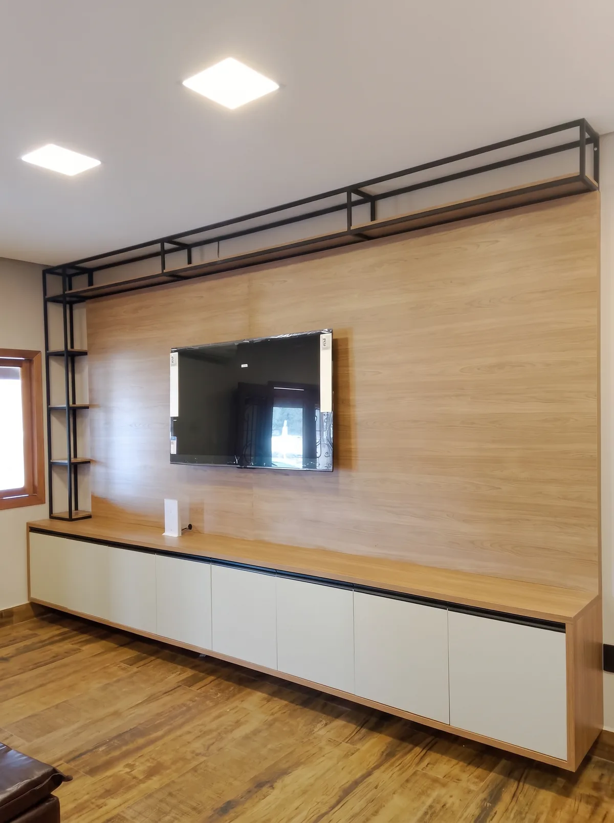 Painel de TV amadeirado com estrutura de ferro preto e rack branco